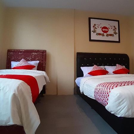 Oyo 1053 Angelyn Home Stay Medan Bagian luar foto