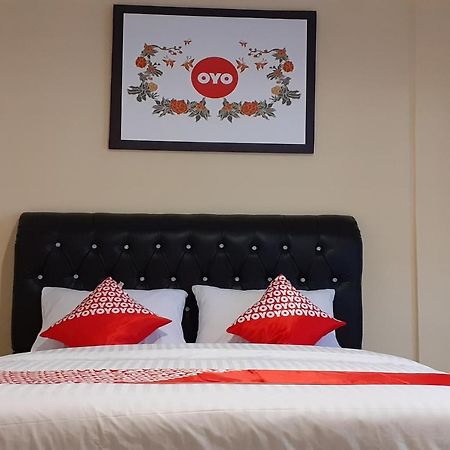 Oyo 1053 Angelyn Home Stay Medan Bagian luar foto