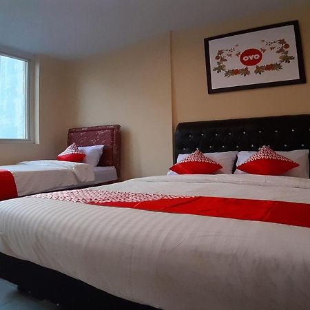 Oyo 1053 Angelyn Home Stay Medan Bagian luar foto