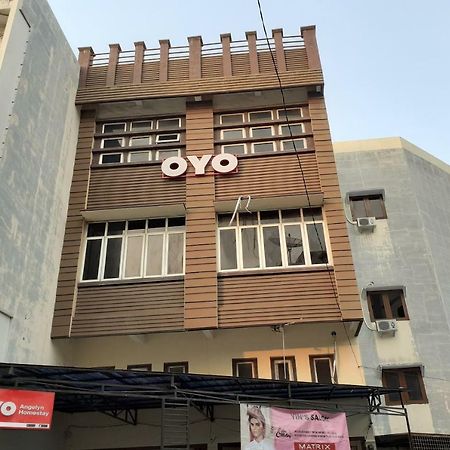 Oyo 1053 Angelyn Home Stay Medan Bagian luar foto