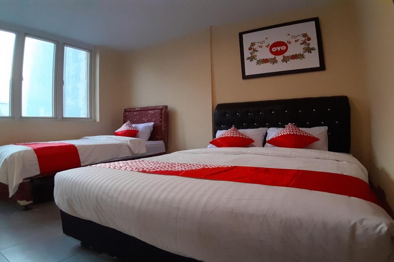 Oyo 1053 Angelyn Home Stay Medan Bagian luar foto