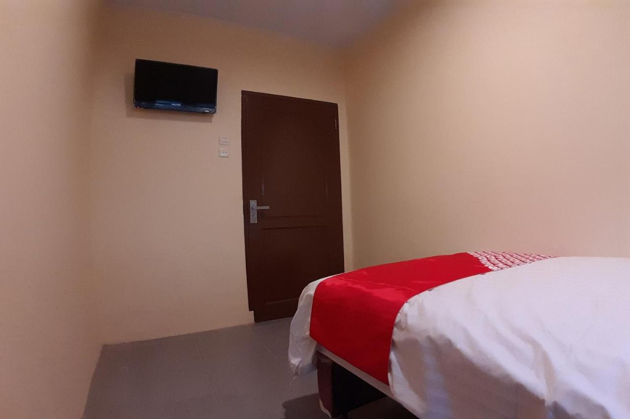 Oyo 1053 Angelyn Home Stay Medan Bagian luar foto