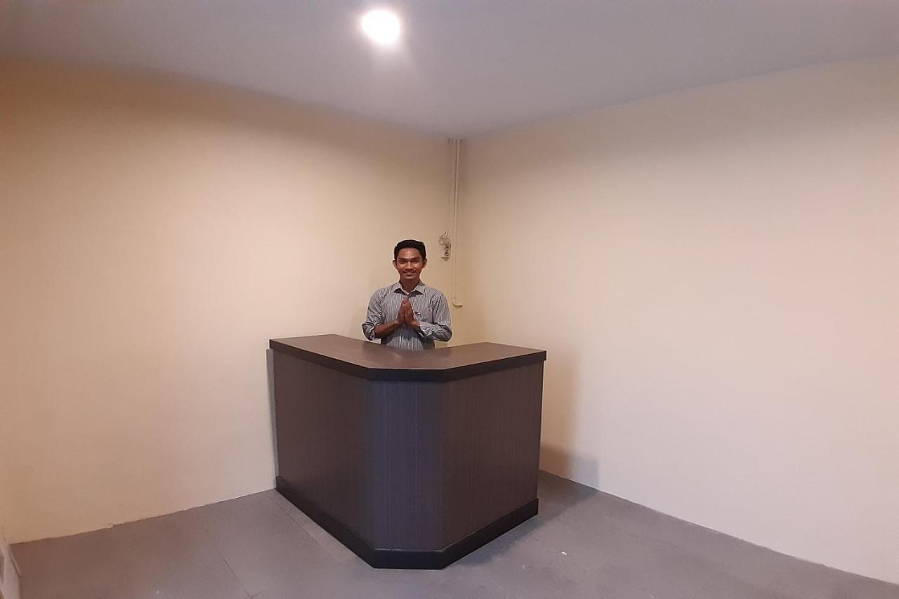 Oyo 1053 Angelyn Home Stay Medan Bagian luar foto