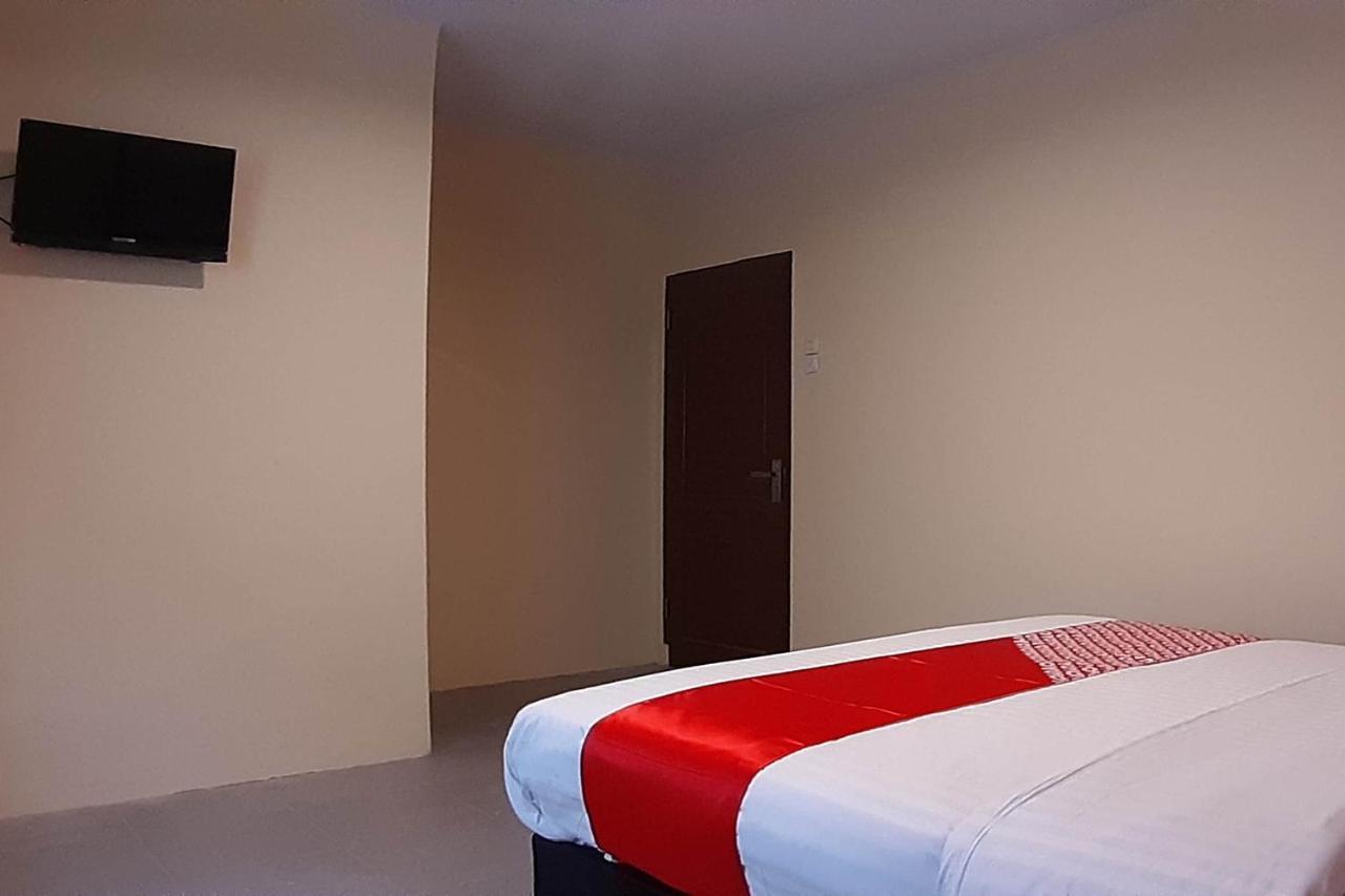 Oyo 1053 Angelyn Home Stay Medan Bagian luar foto