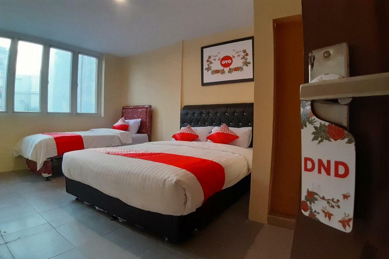 Oyo 1053 Angelyn Home Stay Medan Bagian luar foto