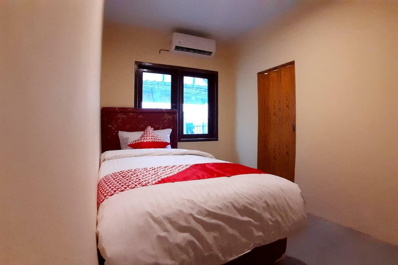 Oyo 1053 Angelyn Home Stay Medan Bagian luar foto