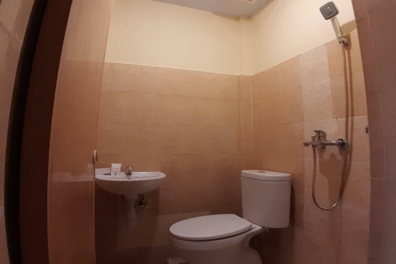 Oyo 1053 Angelyn Home Stay Medan Bagian luar foto