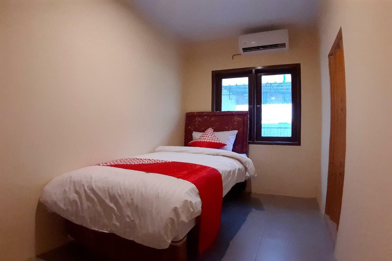 Oyo 1053 Angelyn Home Stay Medan Bagian luar foto