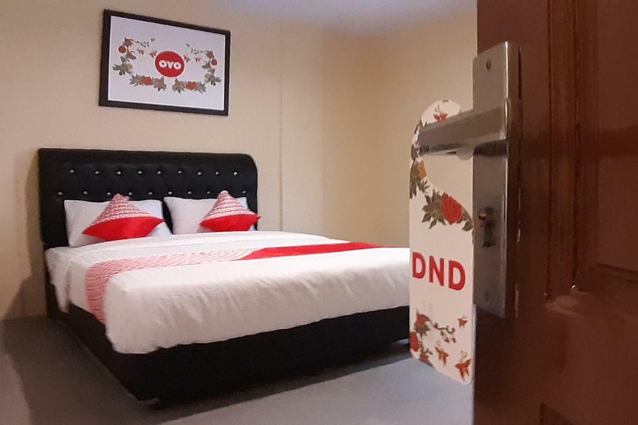 Oyo 1053 Angelyn Home Stay Medan Bagian luar foto