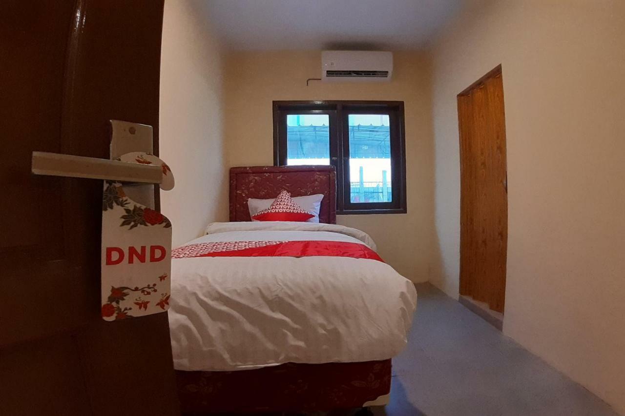 Oyo 1053 Angelyn Home Stay Medan Bagian luar foto