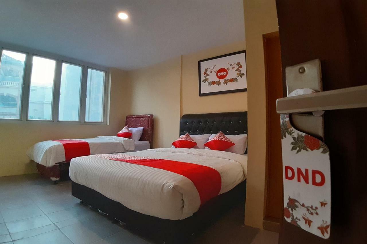 Oyo 1053 Angelyn Home Stay Medan Bagian luar foto